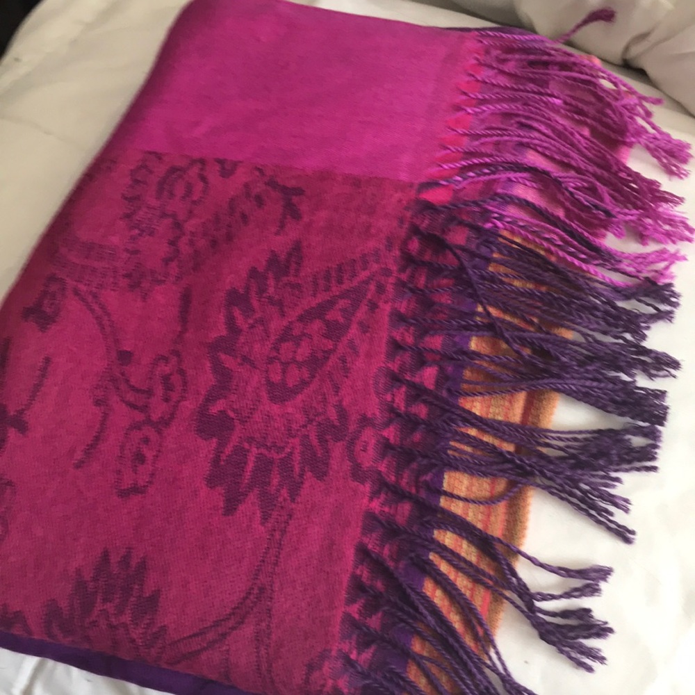 NWOT -Large scarf 66x27